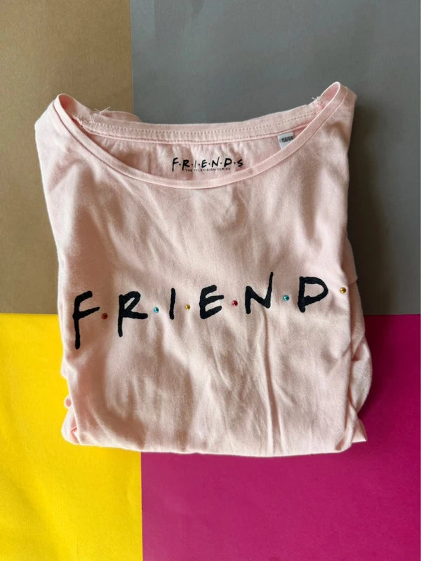 FRIENDS mintás női póló – halvány rózsaszín XS