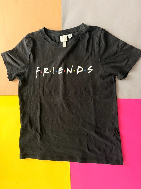 H&M FRIENDS mintás női póló – fekete M