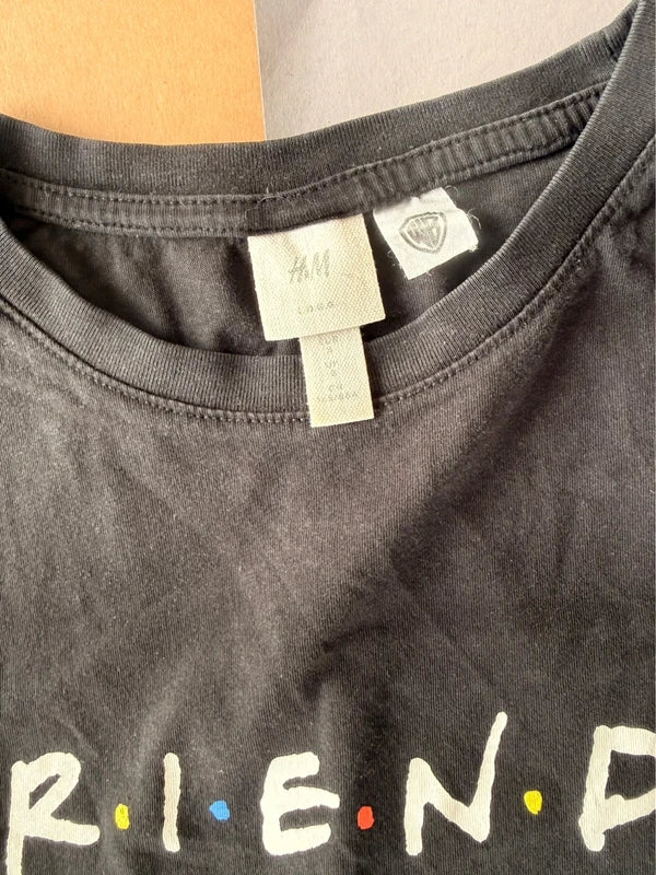 H&M FRIENDS mintás női póló – fekete M