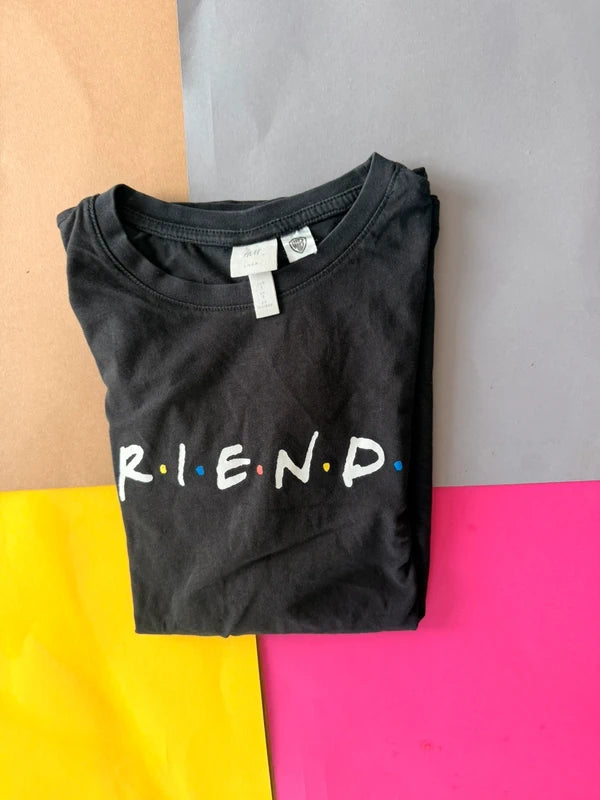 H&M FRIENDS mintás női póló – fekete M